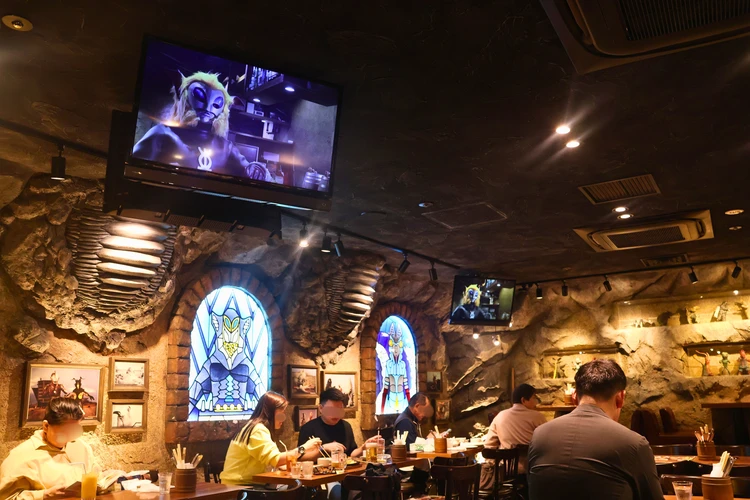 【新橋】潜入！地球人なら行きたい!?「怪獣酒場」が意外と本格グルメで虜に。【ランチも】_8_1