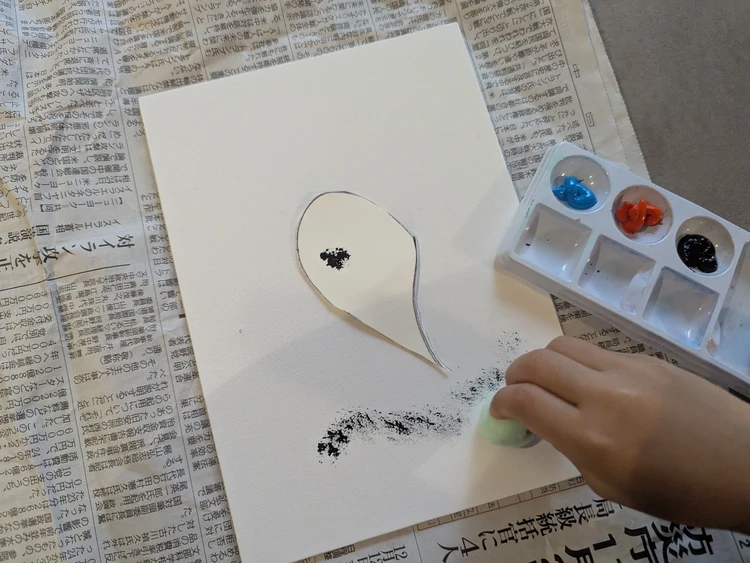 好きな絵の具を取り、無造作にポンポンしていきます