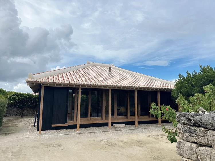 外から見た赤瓦が特徴的なガジョーニ