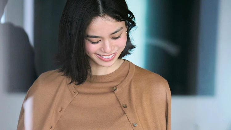 【ニットコーデ】ニットには上品レザーバッグに、キュンとするチャームを重ねづけ【BAILA今日のコーデ】