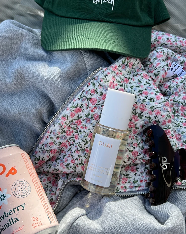 ハワイのプールサイドで愛用しているOUAI「St. Barts Hair & Body Mist」。