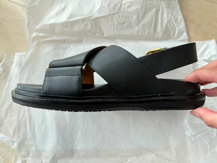 MARNIフスベットのアーチ部分と甲の高さ
