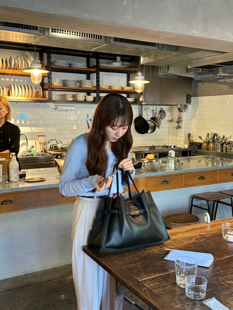 通勤バッグ迷子さんへ!「きちんと見え」も「たっぷり収納」も叶う、“ヴィオラドーロ”の黒トートが可愛い_2