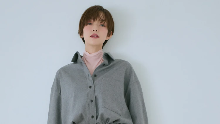 着映えるレイヤードのコツは？首もとに色を添える「透けパステル」の薄タートル