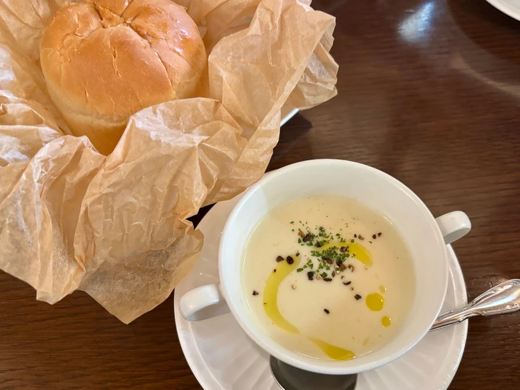 平日が狙い目！何度も行列で断念した丸の内カフェについにGO｜Café1894_5