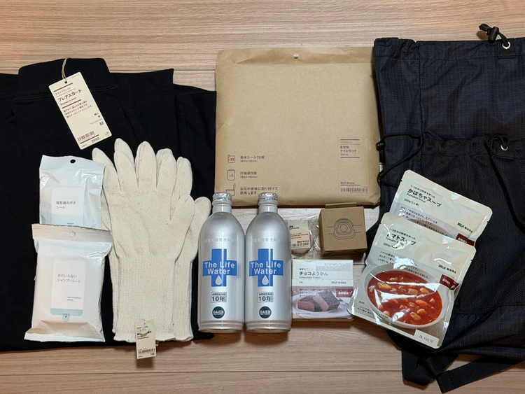 無印良品で揃えた防災リュックと非常用トイレ、備蓄水、軍手、非常食などの防災グッズ