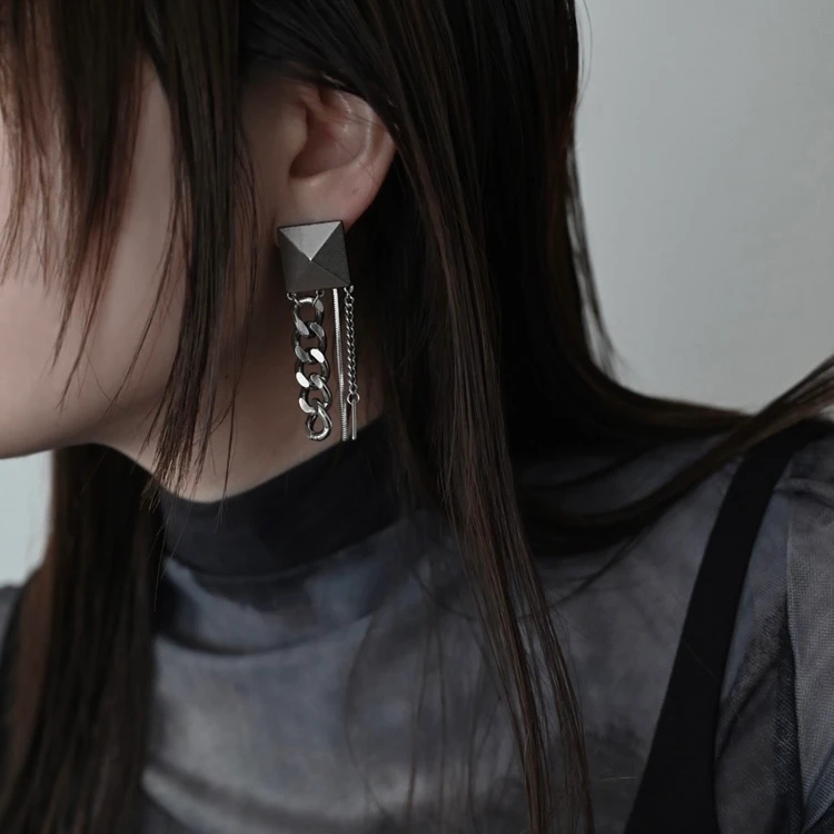 ALAN ピアスを身につける女性の横顔　アラサー向けアクセサリー　イヤリング　ヴィンテージボタン使用のアクセサリー　ODELEアクセサリー　オドルアクセサリー　コーディネートの主役になるアクセ　スタッズのようなピアス