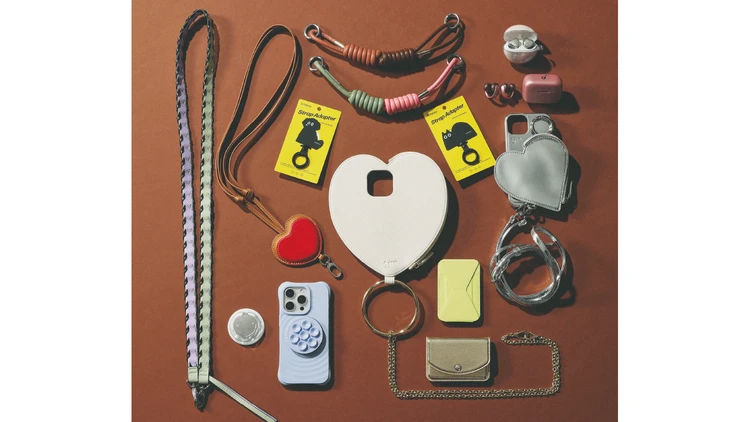 【オンオフ使える「スマホアクセサリー」14選】スマホケース、ストラップ、ワイヤレスイヤホン…色や形で目線を集めて!