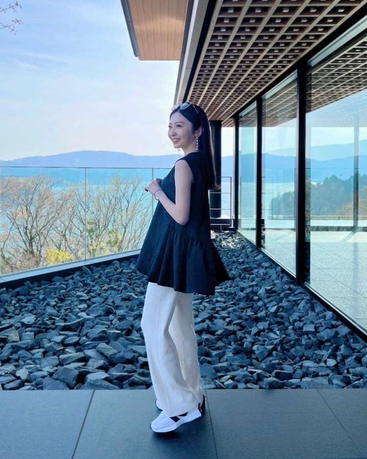 モノトーンコーデ　スニーカー　ニューバランス　箱根　旅行コーデ