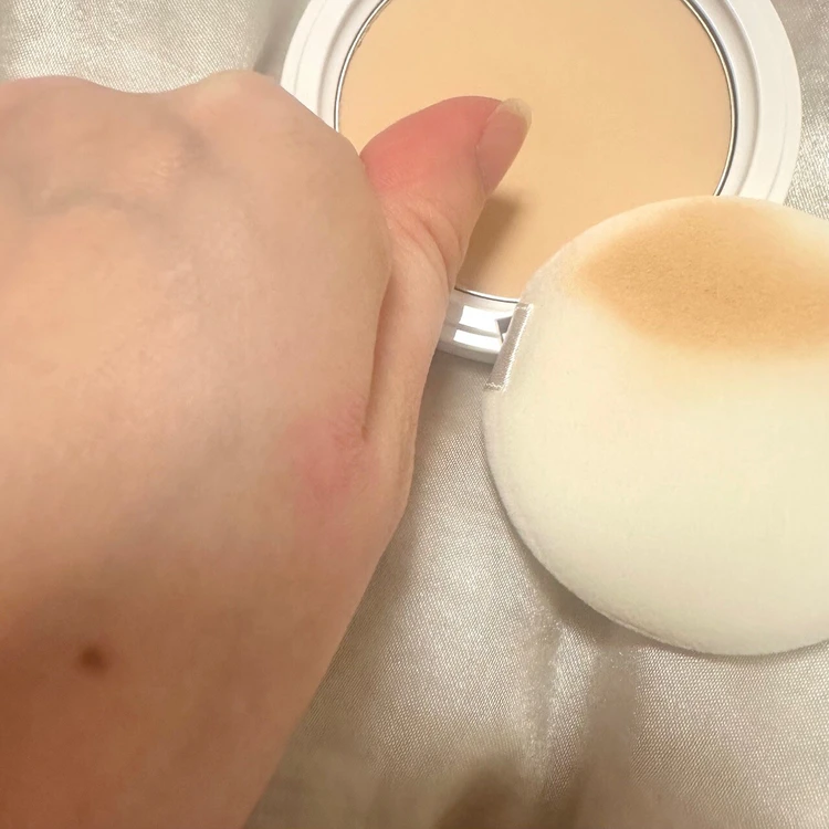 パウダーを手に乗せた写真