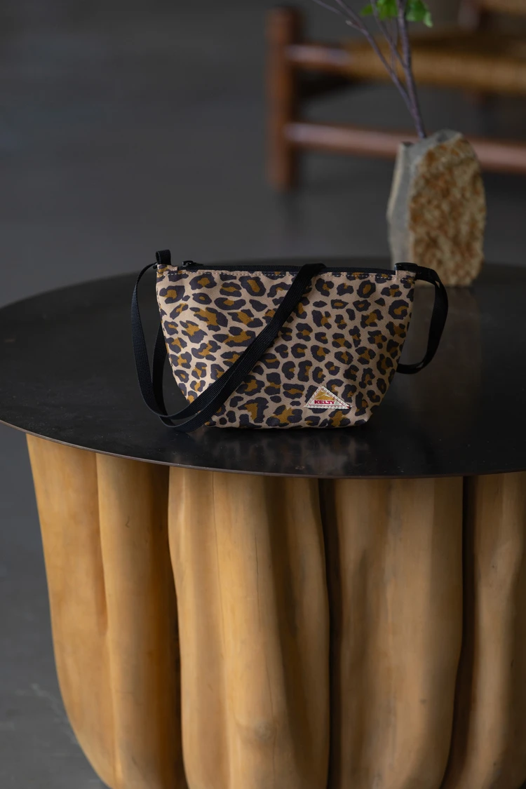 無駄のないミニマルなデザインが魅力のES ミニ ユージュアル ポーチ