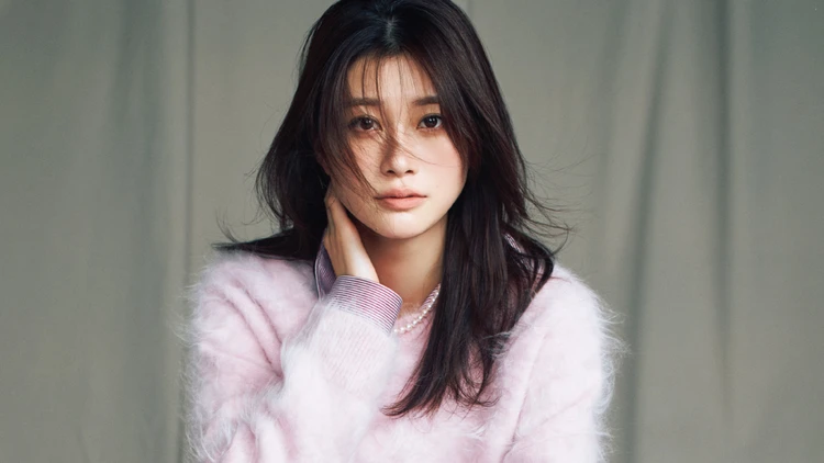 【生見愛瑠さんが着こなすチェック柄】グレーベースのボトムで品よくレディに