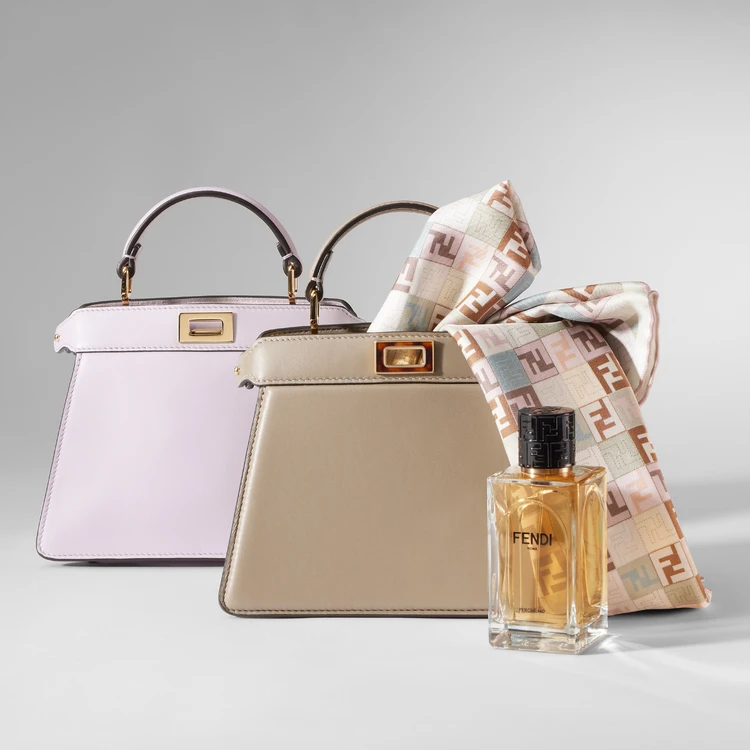 （左から）「ピーカブー アイシーユー プチ」各￥566500・スカーフ￥75900・フレグランス￥49500