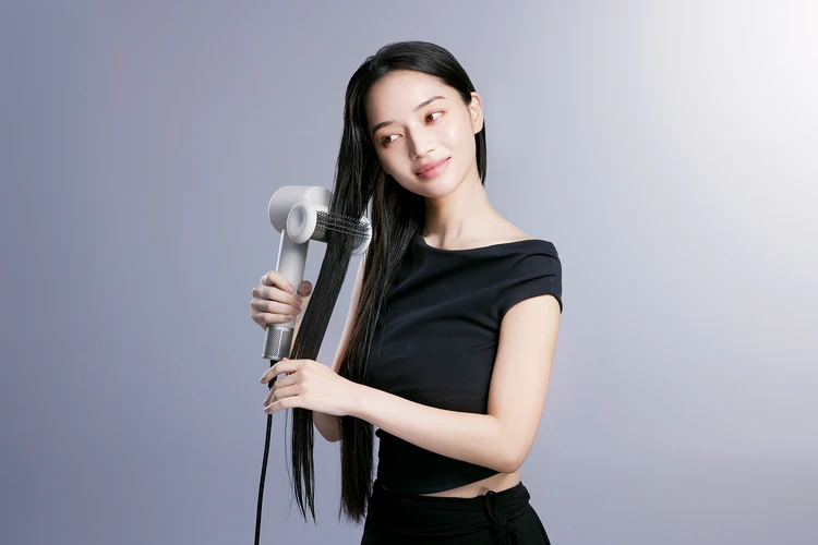 BAILA　バイラ　プレゼント　毎日使用するドライヤーだからこそ、機能性にも使いやすさにもこだわった一台を。「サロニア スムースシャインスマートドライヤー」、ぜひチェックしてみて！