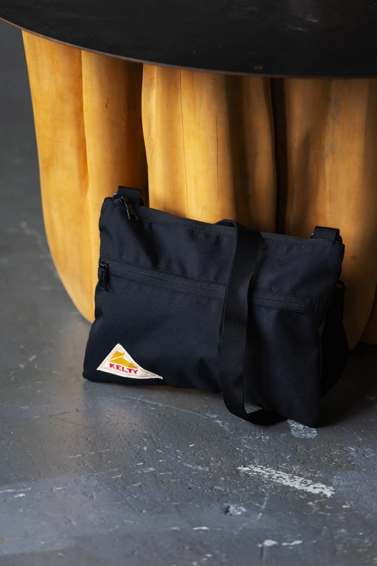 身軽なお出かけを快適にしてくれるES フラット ポーチ SM