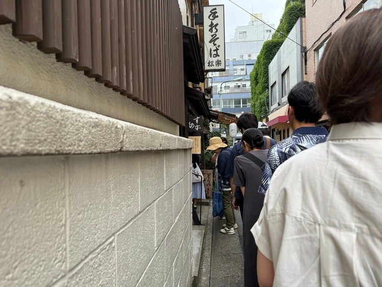 開店前には行列。昼過ぎには完売することもあるため早めの来店がおすすめ