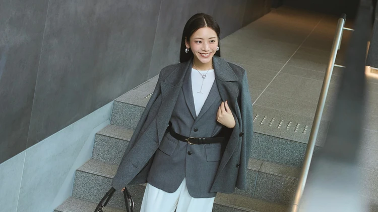 【ジレコーデ】アウターとの同系色レイヤードで奥行き感を【BAILA今日のコーデ】