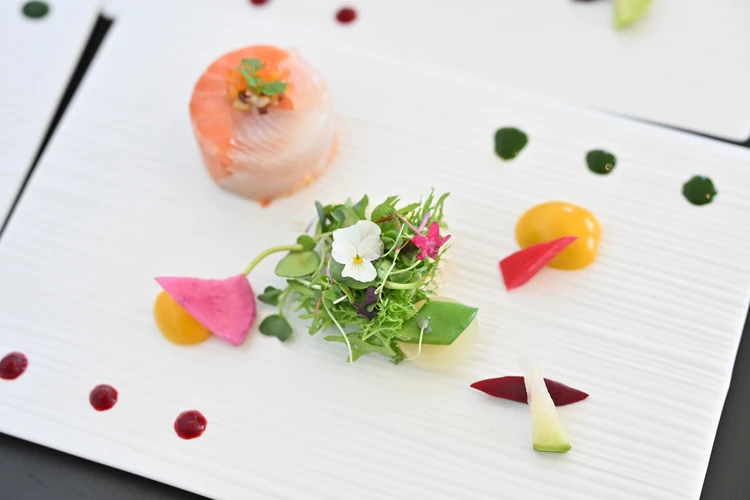 グランブリエ東京の食事　前菜　鮮魚のカルパッチョ　景色がオススメの結婚式　食事が美味しい結婚式　アクセスが良い結婚式場　自由度が高い結婚式　高層階の結婚式場　卒花のリアルレビュー　グランブリエ東京口コミ