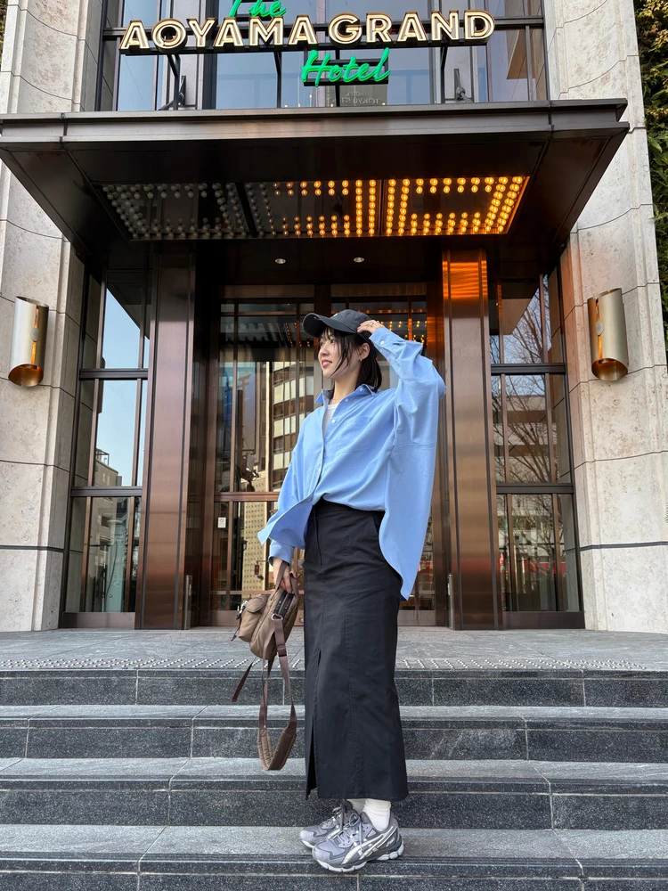 GUのドルマンスリーブシャツにタイトスカートを合わせたスポーツミックスのカジュアルスタイル