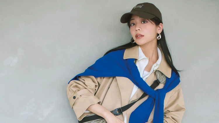 【きれいめスウェットコーデ】襟つきニット感覚で着られるハーフジップが大人の正解【BAILA今日のコーデ】