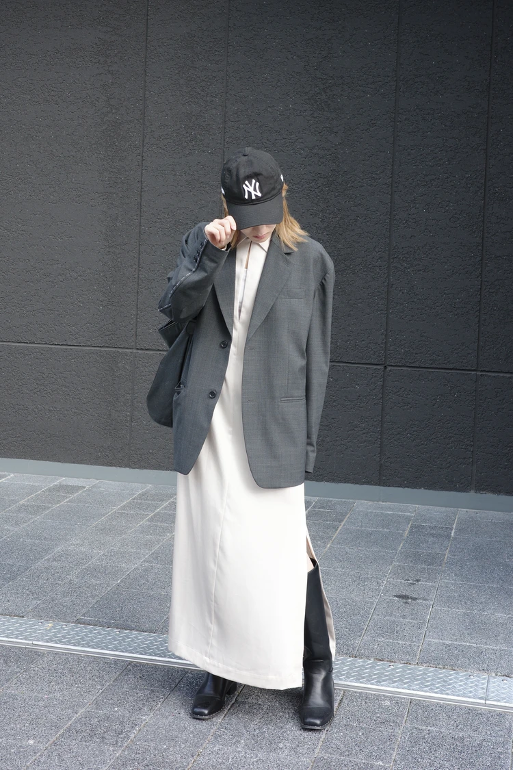CITYSHOPのグレージャケットを使った通勤コーデ。白シャツと黒パンツを合わせたモノトーンスタイルで知的に。