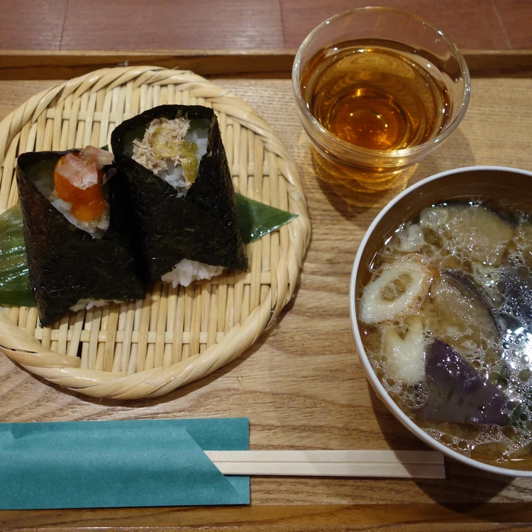 おむすび東雲のおにぎりとお味噌汁