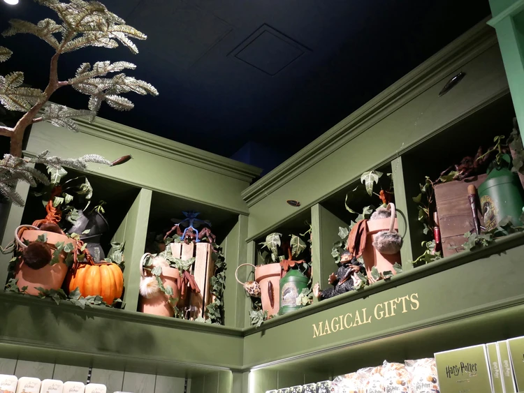 「ハリー・ポッター ショップ 原宿」ディスプレイ装飾
