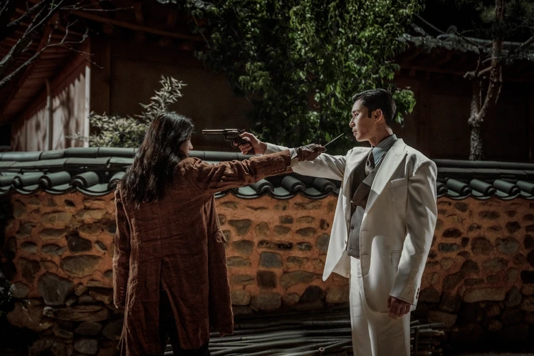 京城クリーチャー にらみ合うパク・ソジュンとハン・ソヒ