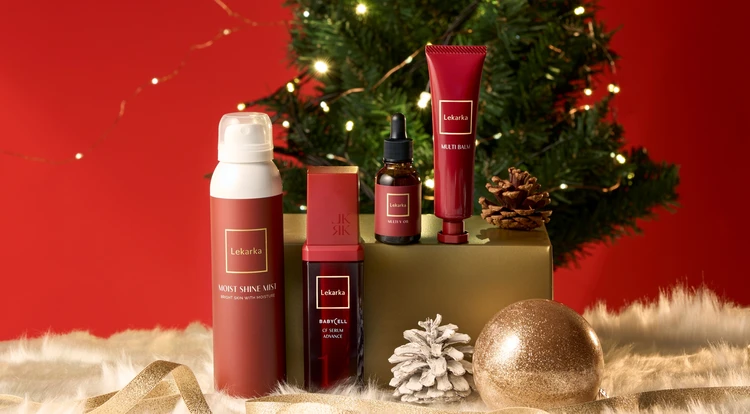 プレゼント　BAILA　バイラ　レカルカ　Lekarka　クリスマスコフレ　2025　写真左から：ブライトリーモイストシャインミスト 120mL（現品）、CFセラムアドバンス 30mL（現品）、マルチVオイル 15mL（現品）、マルチバーム 25g（ノベルティ）
