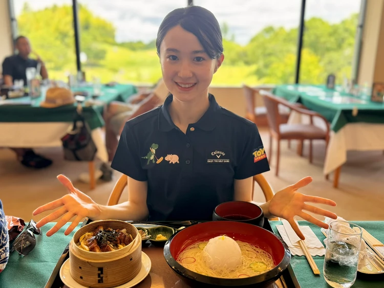 ゴルフ場グルメ　そうめんとうなぎを楽しむ女性　ゴルフ飯