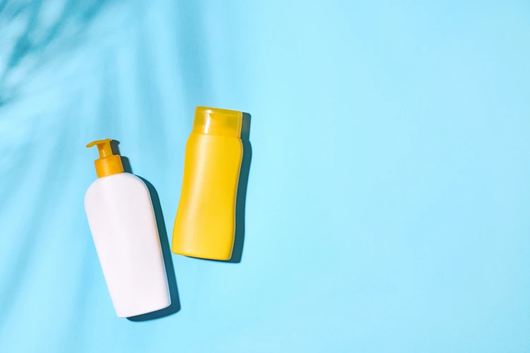 夏の日差しに当たる日焼け止め