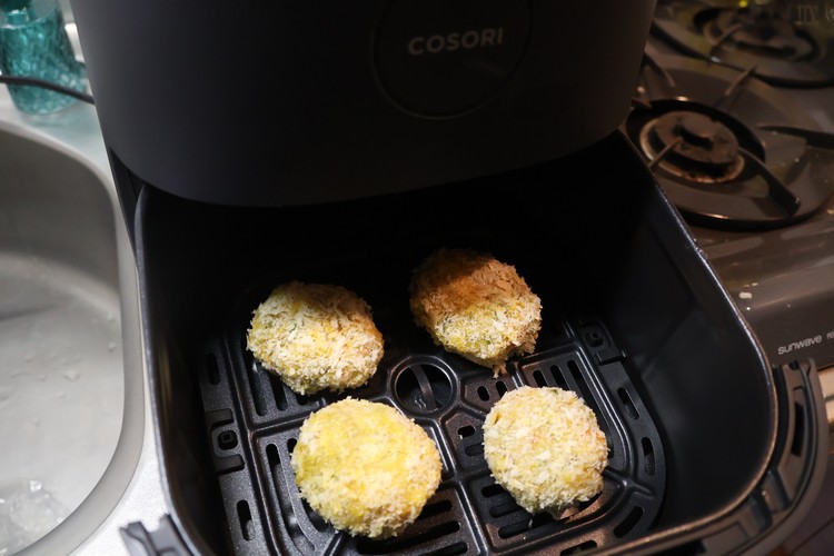 ノンフライヤーCOSORIにセットされたかぼちゃチーズコロッケのタネ