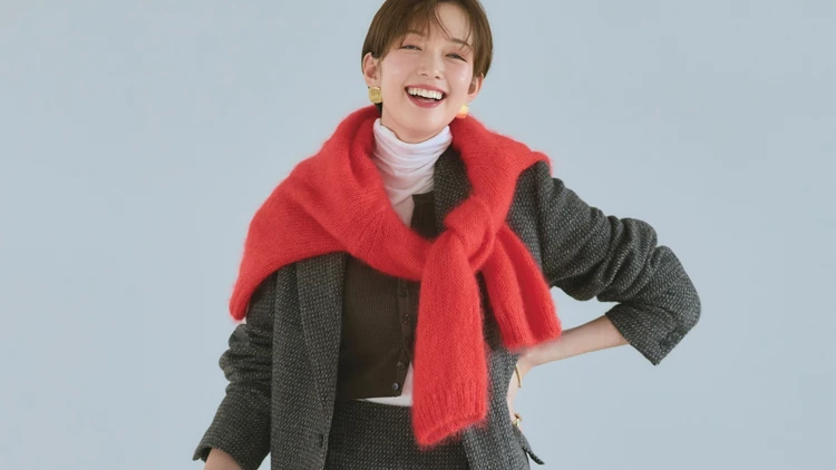 【さし色ニットコーデ】仕込みレイヤード&きれい色ニットでメリハリを【BAILA今日のコーデ】