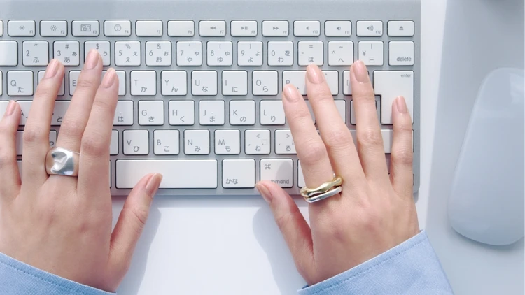 【ベージュのネイルカラー4選】オフィスOK！ 好感度と今っぽさがグッドバランスの“ベアベージュ”