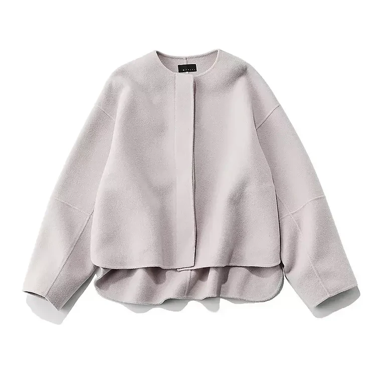 ライトグレーのうす軽リバーショートコート