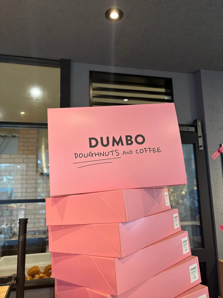 【自由が丘カフェ】ピンクが可愛い「DUMBO」でNYスタイルのもちもちドーナツとコーヒーを堪能_3_1
