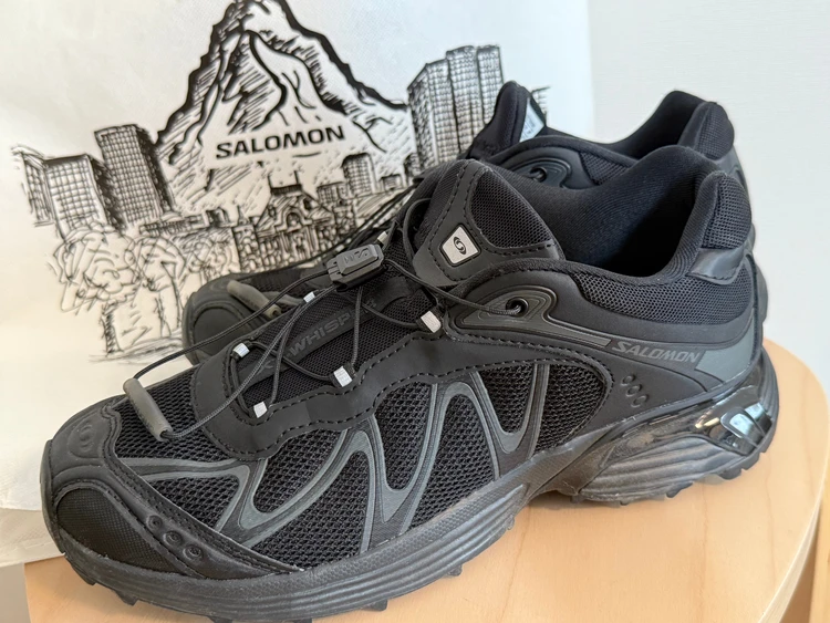 サロモン・ウィスパー2025新作|シンプル派が選んだ“大人の黒スニーカー”レビュー#スニーカー部_4