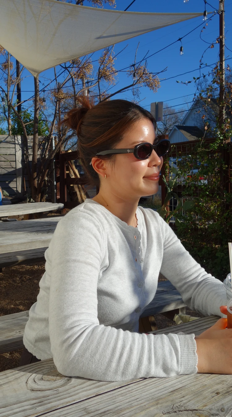 Gentle Monsterのブラウンサングラスをアクセサリー感覚で合わせたカフェコーデ。