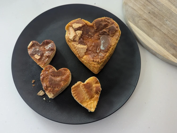 ケーキ型を使って焼いたチーズケーキ