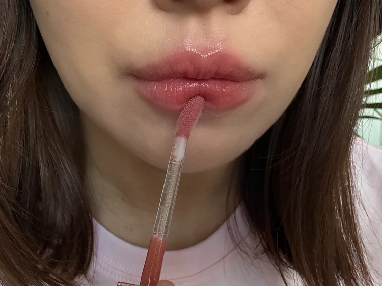 rom&ndといえば、“うさぎ舌リップ”と呼ばれるほど透明感のあるツヤが特徴。このスパークルラインは、従来のちゅるんとしたツヤにラメのきらめきが加わり、さらに立体感のある唇を演出できるのが魅力です♡