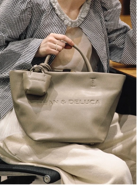 定番トートの佇まいはそのままに、上品な印象へ。（グレー）