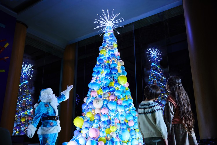 【星野リゾート】熱海ならではの“花火×クリスマス”! 花火玉ツリーのやさしい光に包まれるリゾナーレ熱海の「花火クリスマス」