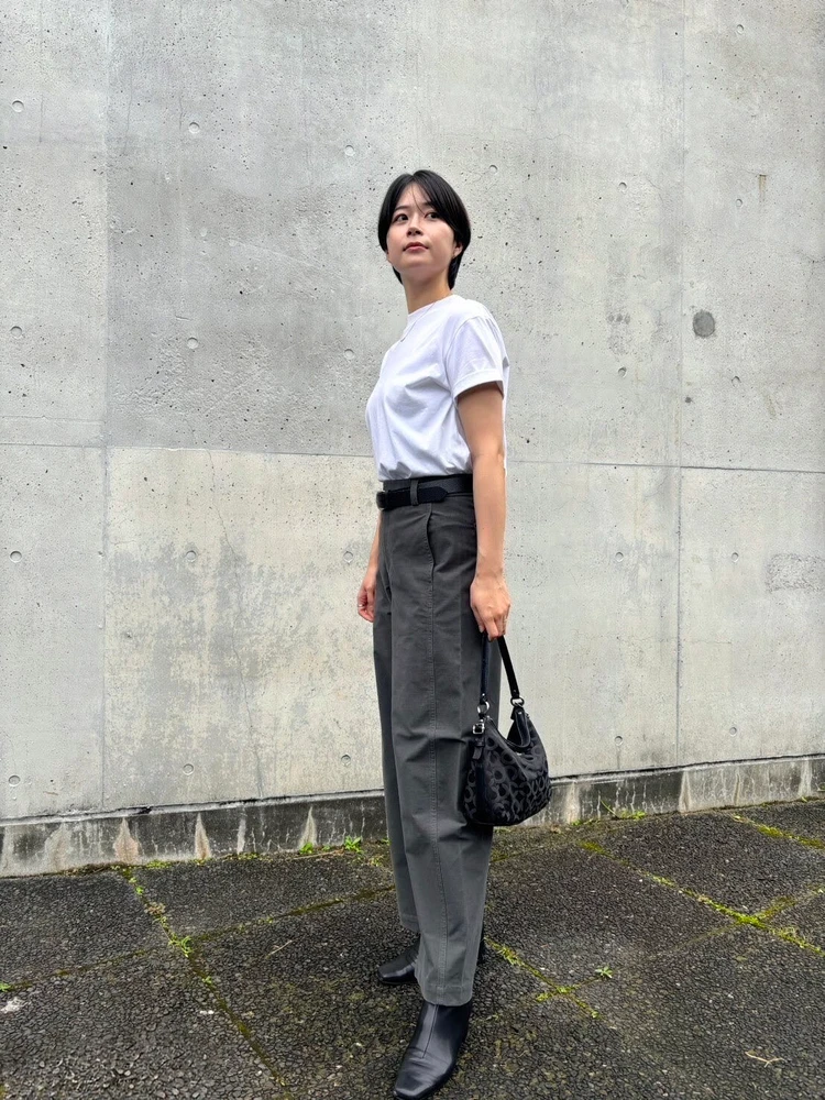 【ユニクロ】骨ストも着痩せする！ジャージーバレルレッグパンツの新色で秋先取り_2