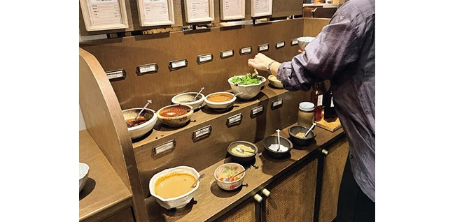 20種類もの調味料や薬味が常備されていて味変もできる！