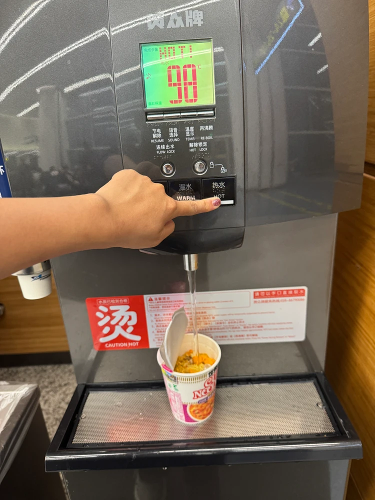 海外旅行の食事にカップヌードルが使える！世界100カ国以上旅する旅慣れ女子が実践する“食事の裏技”_8