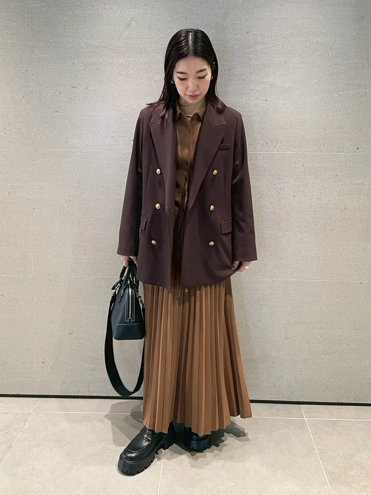 ミラ オーウェン　ポロ衿リブニットカーディガン&ニットプリーツスカート　プレス着用画像