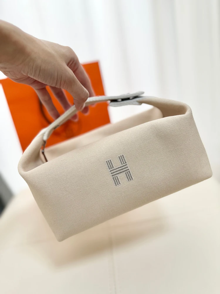 【特別なギフトにも♡】HERMES ポーチ HERMES】出会えたらラッキー!バッグにもなるポーチ|@BAILA