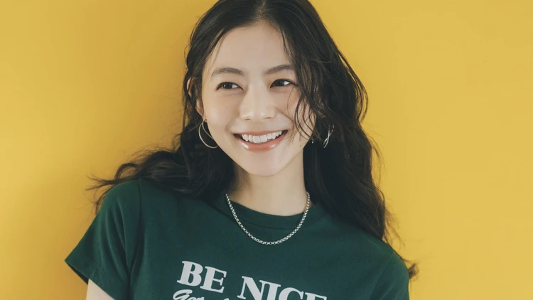 【ロゴTシャツコーデ】旬顔の“ちびＴ”も渋めのグリーンなら大人向き【BAILA今日のコーデ】
