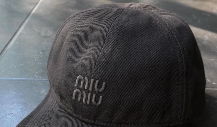 ミュウミュウ（Miu Miu）】ブラウンのキャップを購入！ きれいめ派の