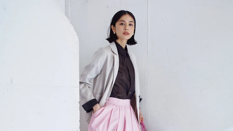 【ジャケット×ピンクスカートコーデ】かっちりジャケットをきれい色で品よく盛り上げて【BAILA今日のコーデ】